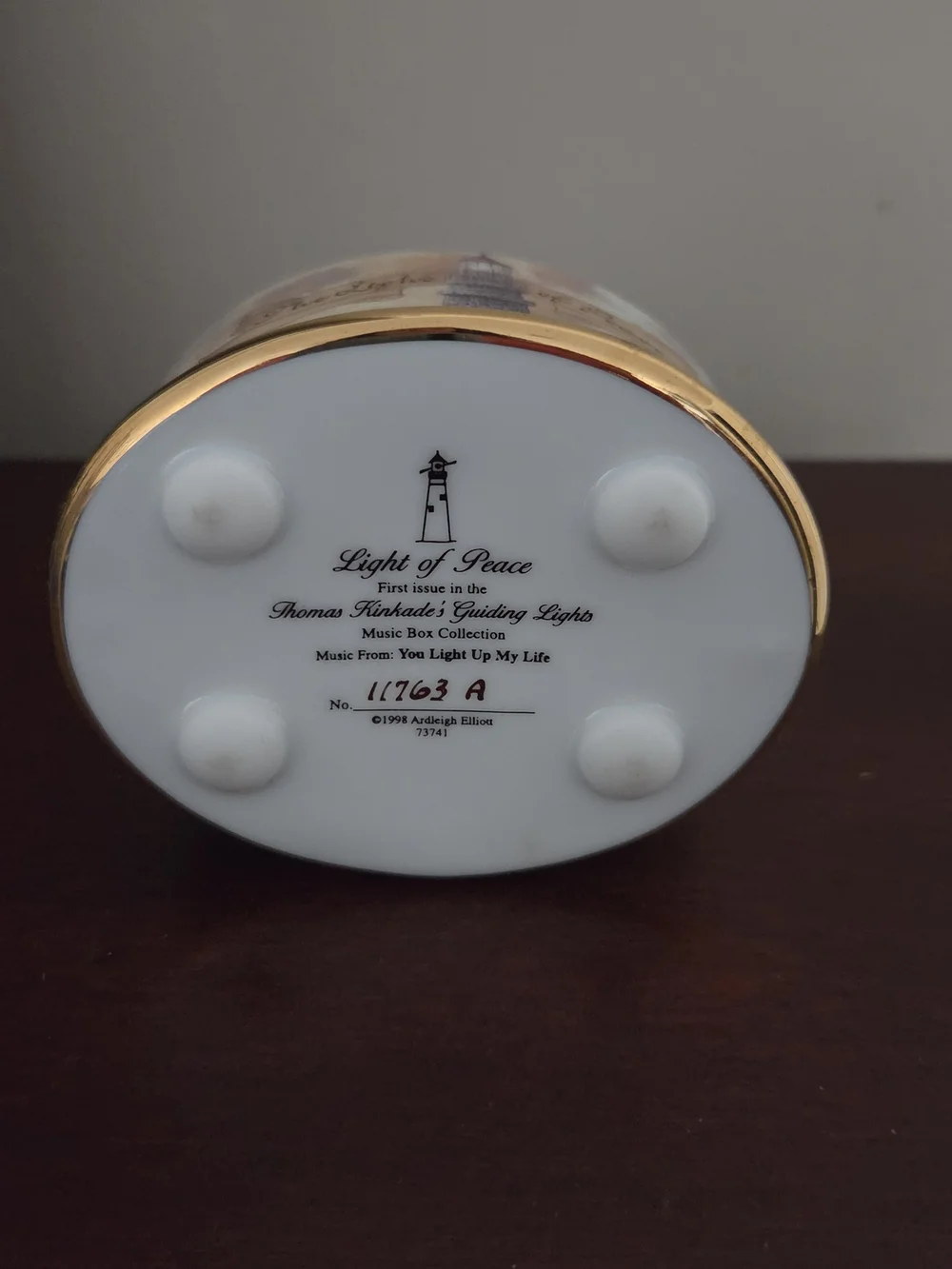 Thimas Kincade The Lights of Peace Decorative Gold-Trim Lighthouse Music Box